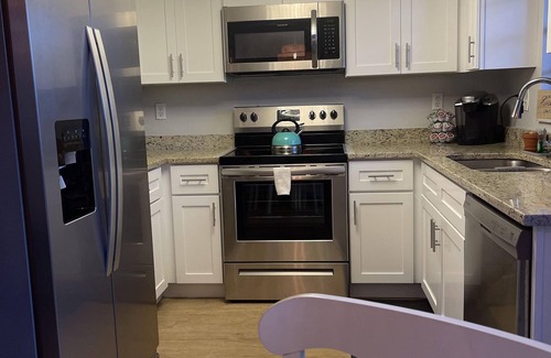 Villages of Seaport House | Adorable Beachside Retreat @ Peacock Beach (pet friendly!)