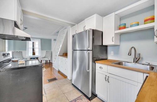 Westbrook Center Cottage | Adorable Cottage with Cottage porch, walk to water & town