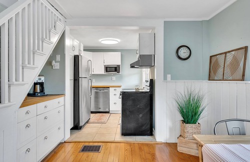 Westbrook Center Cottage | Adorable Cottage with Cottage porch, walk to water & town