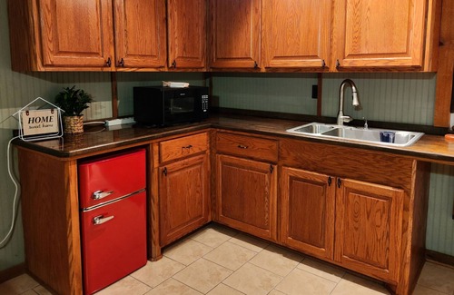 New Zion Apartment | Adorable Guest House with a Pool - 10 minutes from both major hops