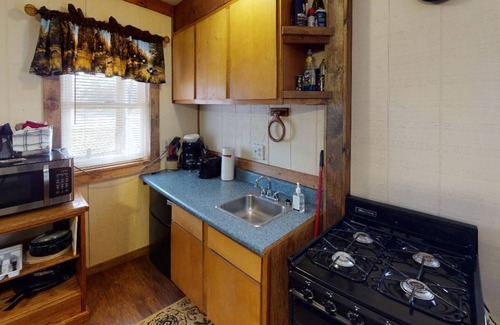 Nelsonville Cabin | Adorable Hocking Hills Couples Cabin w/Hot Tub
