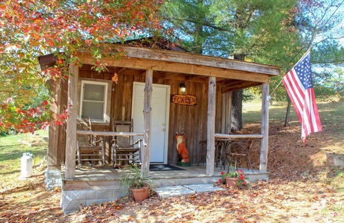 Nelsonville Cabin | Adorable Hocking Hills Couples Cabin w/Hot Tub