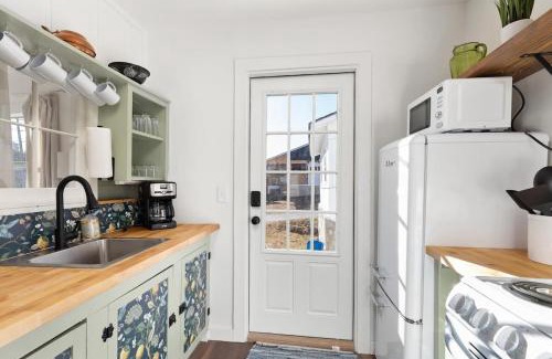Rockaway Beach House | Adorable Lakefront Cottage - Rockaway Beach