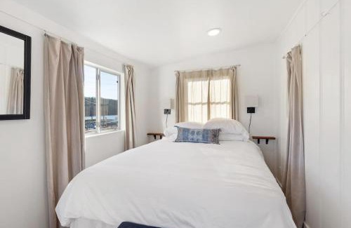 Rockaway Beach House | Adorable Lakefront Cottage - Rockaway Beach
