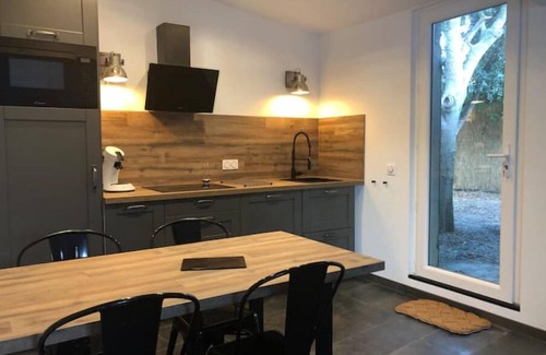 Quartier des Espesses House | Adorable Maisonnette Avec Jardin-patio et Piscine
