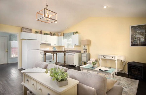 Forest Cottage | Adorable Manor Cottage on West Manor Estate in Forest, Virginia.