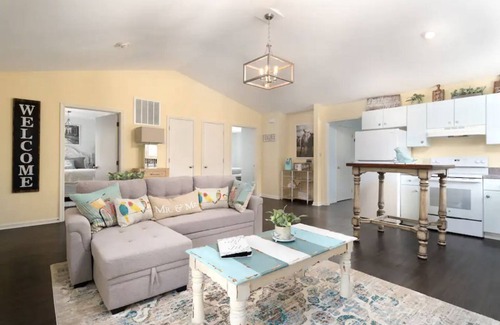 Forest Cottage | Adorable Manor Cottage on West Manor Estate in Forest, Virginia.