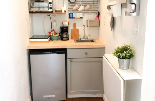 United Central Apartment | Adorable Modern Studio East - 10 minutes to the beach and 5 minutes to downtown