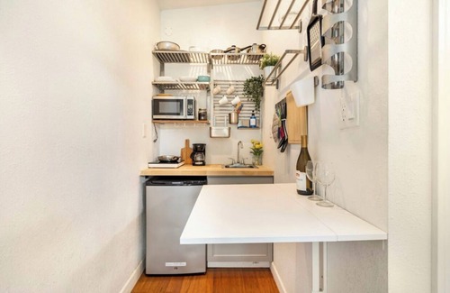 United Central Apartment | Adorable Modern Studio East - 10 minutes to the beach and 5 minutes to downtown