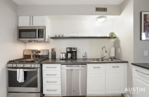 Brentwood Apartment | Adorable N Lamar Living, Pool and Comfort for All
