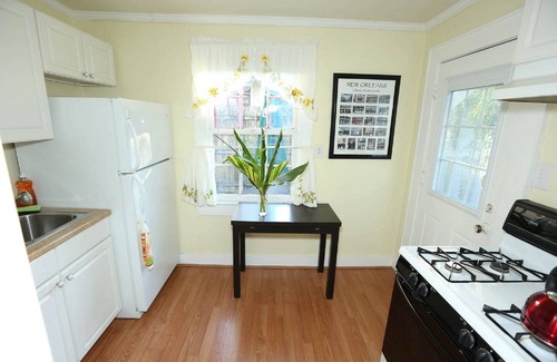 Central Carrollton Association House | Adorable Quiet House Pvt Courtyard on Street Car Line