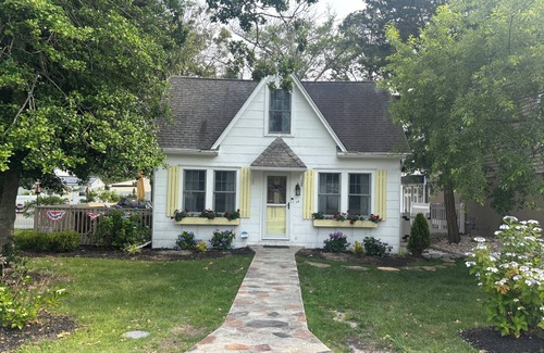 Town Bank Cottage | Adorable Renovated Cottage - Just steps from the Bay!