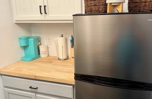 Lewistown Apartment | Adorable studio unit with full kitchen