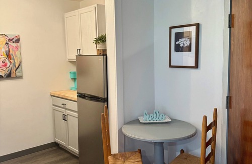 Lewistown Apartment | Adorable studio unit with full kitchen