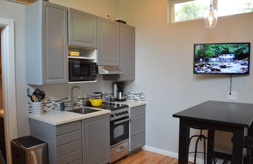 Orchard District House | Adorable Tiny Home │East Side Near Park │Extended Stays Welcome │ Private Home