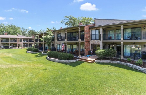 Fontana-on-Geneva Lake Condo | Adorable Abbey Villa condo. Walk to Beach, Lake Geneva, Restaurants, & Pool.