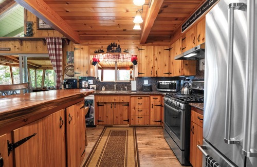 Whispering Forest Cabin | ADORABLEY Decorated Honey Bear Chalet! GAME ROOM! Hot TUB! Pet Friendly!