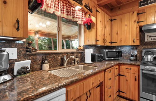 Whispering Forest Cabin | ADORABLEY Decorated Honey Bear Chalet! GAME ROOM! Hot TUB! Pet Friendly!