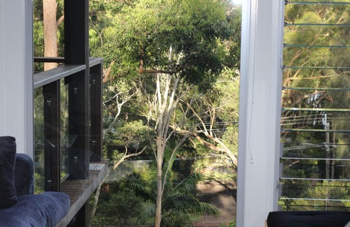 Smiths Lake House | Adrift in the tree tops On the lake by the sea