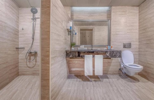 Ras Umm Sid House | Adults-Only Resort with 3 Pools, Tennis, Spa & Nearby Diving Spots l 3 Rooms