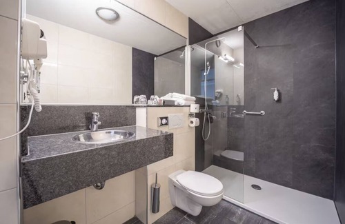 Edelstenenbuurt Hotel | Adventure Awaits: Free Breakfast, Parking & Outdoor Recreation Nearby