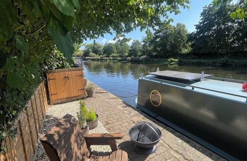 Normanton Boat Rental | Adventure for 2! Tranquil, cosy boat life staycation or self drive holiday hire.