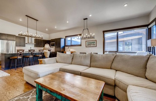 Silverthorne House | Adventure Retreat - Luxury Mountain Rental, Pet Friendly