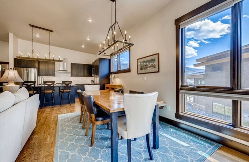 Silverthorne House | Adventure Retreat - Luxury Mountain Rental, Pet Friendly