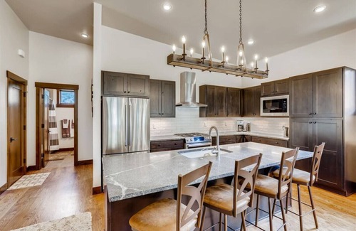 Silverthorne House | Adventure Retreat - Luxury Mountain Rental, Pet Friendly