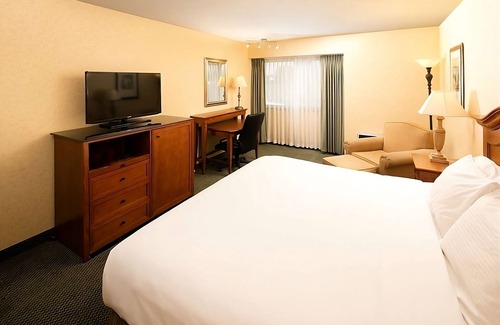Wenatchee Resort | Affordability Meets Comfort! Free Parking, Pets Allowed, Outdoor Pool