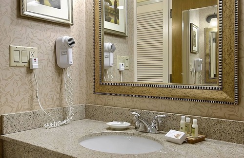 Wenatchee Resort | Affordability Meets Comfort! Free Parking, Pets Allowed, Outdoor Pool