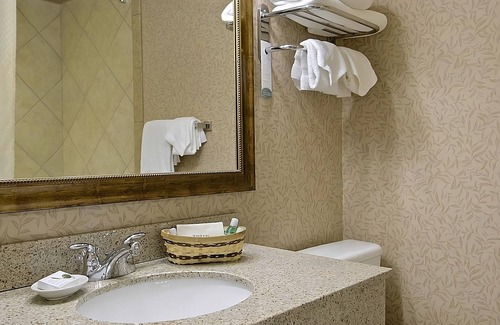 Wenatchee Resort | Affordability Meets Comfort! Free Parking, Pets Allowed, Outdoor Pool