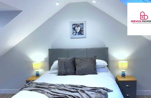 Faversham Apartment | Affordable 3BR Flat with FREE Parking