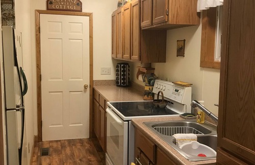 Hillman House | Affordable Cottage Steps Away From Lake Avalon