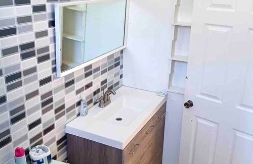 Saint Andrew House | ⭐️Affordable + Patio + Flat Screen🌟