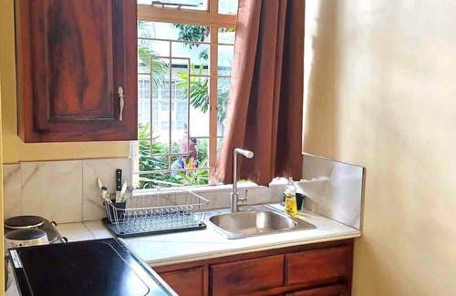 Saint Andrew House | ⭐️Affordable + Patio + Flat Screen🌟