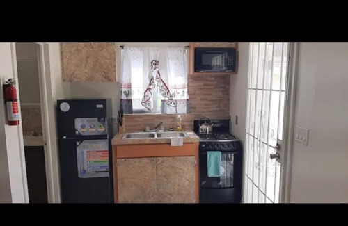 Nassau Cottage | Affordable Quiet Cottage 7 mins from Downtown Nassau/Paradise Island