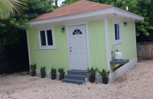 Nassau Cottage | Affordable Quiet Cottage 7 mins from Downtown Nassau/Paradise Island
