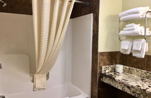 Sturbridge Hotel | Affordable Sturbridge Stay with Onsite Parking, Cozy Beds & Free Breakfast