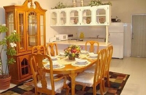 Nassau House | Affordable Tropical Townhouse, 7 Mins Walk to Beach