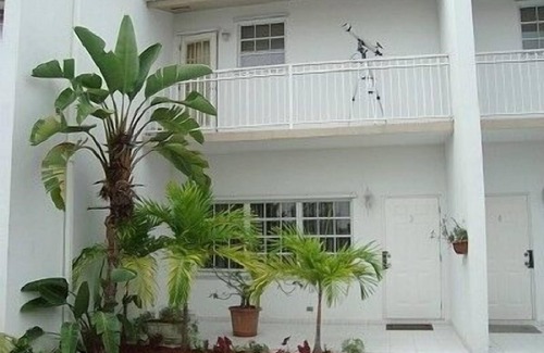 Nassau House | Affordable Tropical Townhouse, 7 Mins Walk to Beach