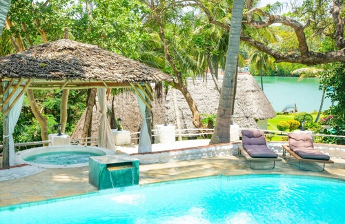 Gede Villa | African funhouse: 3bedroom villa with a creek view, pool, jacuzzi & lot more.