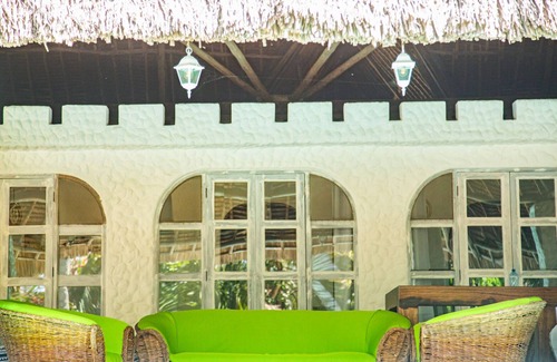 Gede Villa | African funhouse: 3bedroom villa with a creek view, pool, jacuzzi & lot more.
