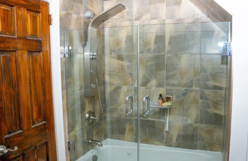 North Side Bed & Breakfast | African Oasis Luxury Inn at the Gallery