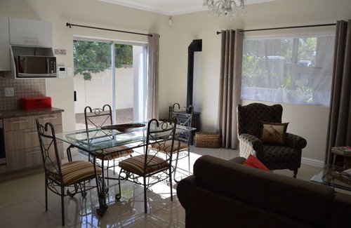 Durbanville Cottage | African Palm Red cottage