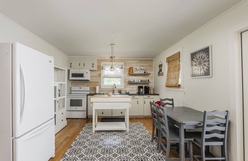 Prosperity House | AHmazing views, Private Dock, Kayaks, SUP, Arcade, and Boat Launch