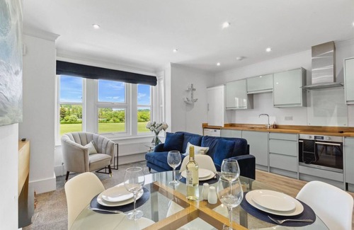 Hythe Apartment | Ahoy There! 2 bed apartment right by the sea