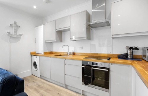 Hythe Apartment | Ahoy There! 2 bed apartment right by the sea