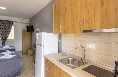 Asprovalta Apartment | Aigli Garden Hideaway, Haven Close to Vrasna Beach