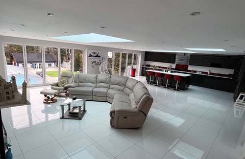 Ewell House | Air-con 6 bed house with pool+cinema+games room